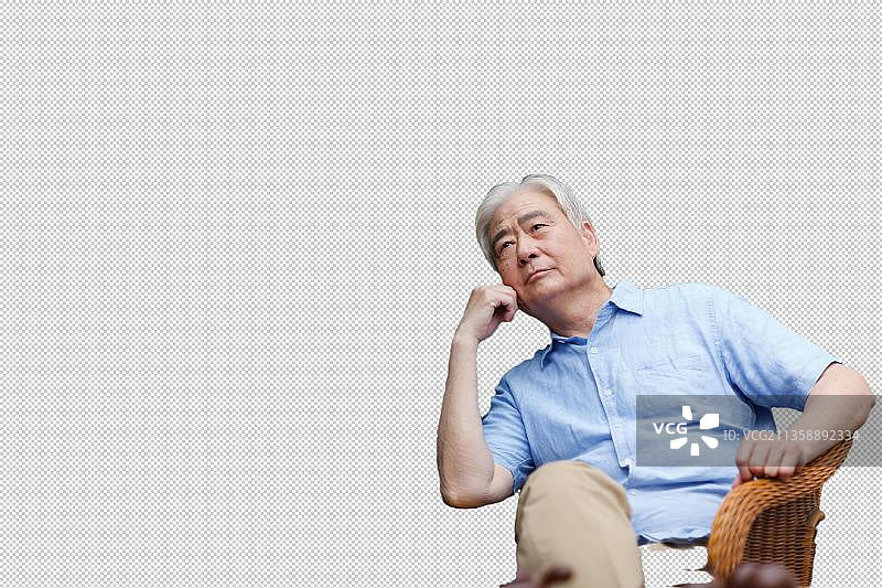 一个老年男人在后院坐着图片素材