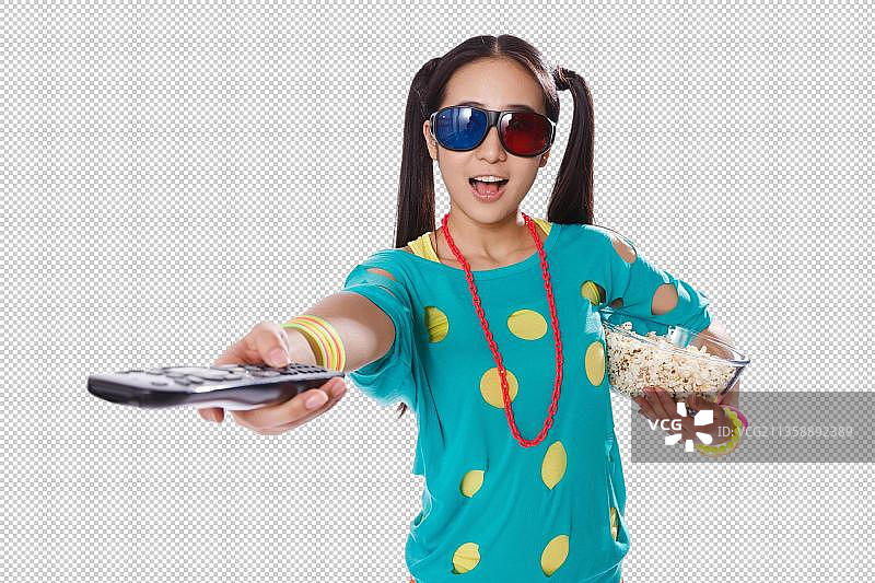 青春活力的年轻女孩看3D电影图片素材