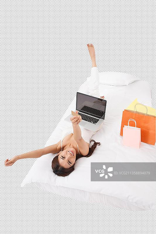 拿着银行卡购物的青年女人图片素材