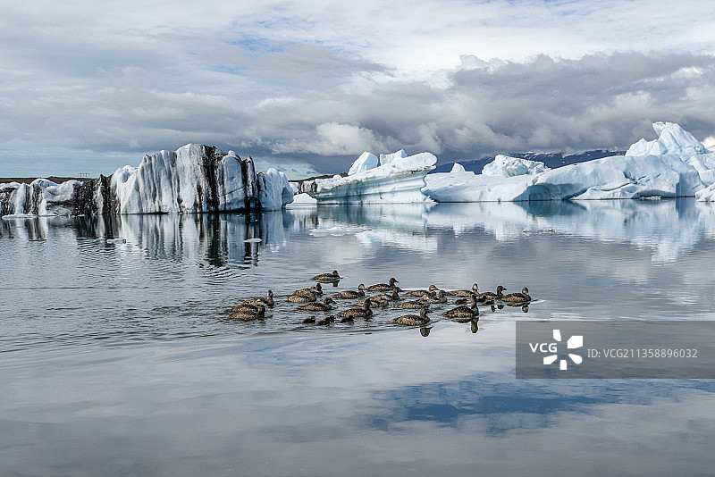 冰岛冰冻湖面风光图片素材