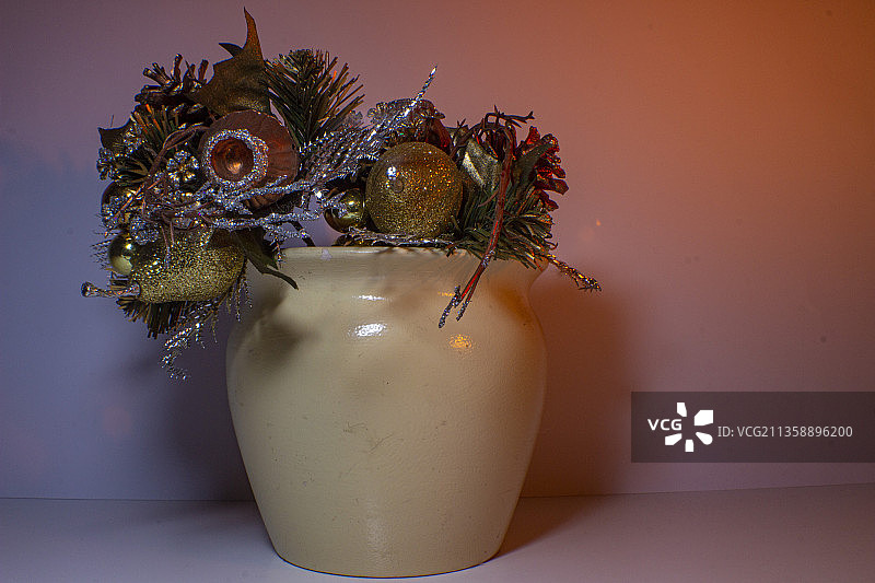 墙边桌子上的花瓶特写图片素材