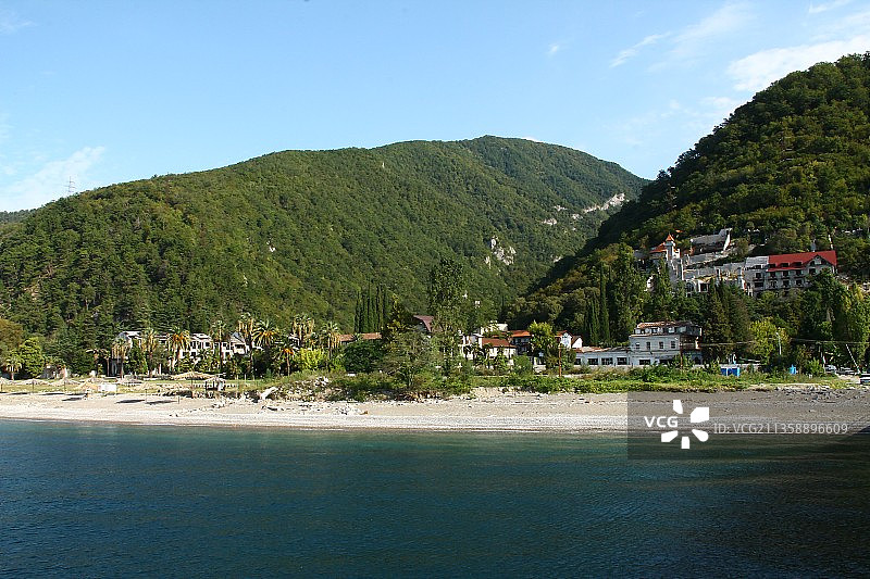 建筑与天空映衬下的海景图片素材