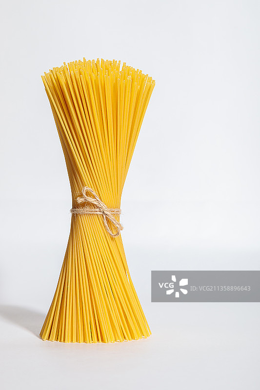 白色背景上的意大利面特写图片素材