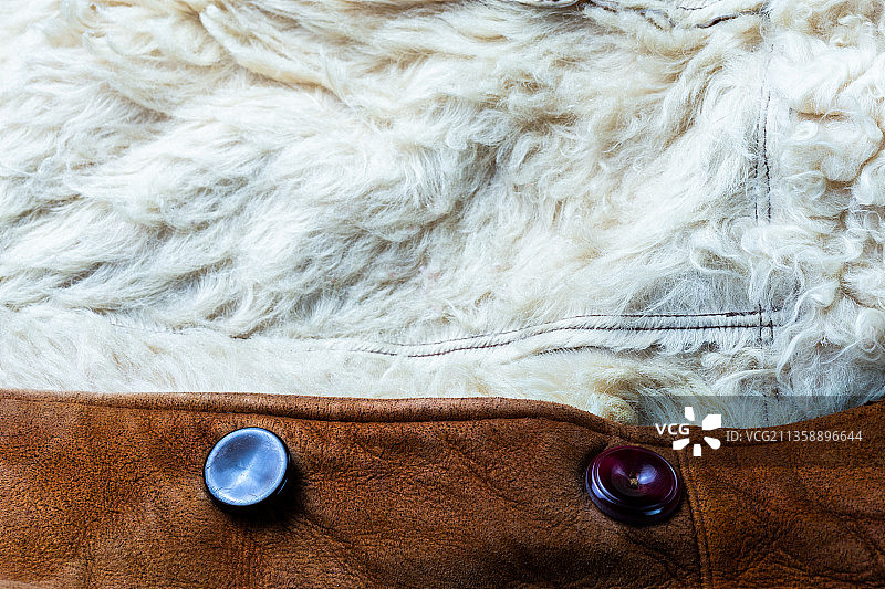 小棕色厚麂皮夹克白色羊毛内衬特写图片素材