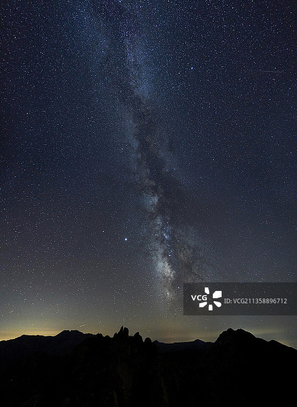 法国科西嘉岛夜晚星空下的山脉剪影美景图片素材
