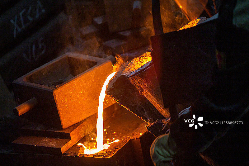 工业冷铸填充过程特写图片素材