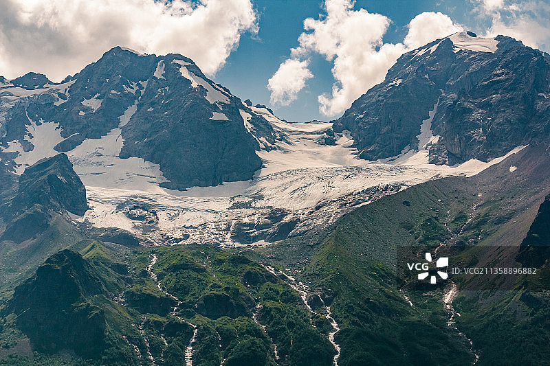 白雪皑皑的群山映衬着天空图片素材