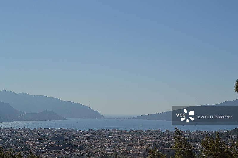 黎巴嫩阿纳亚的蓝天海景与山脉图片素材