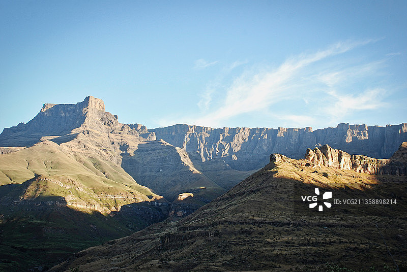 在天空衬托下的全景景观图片素材