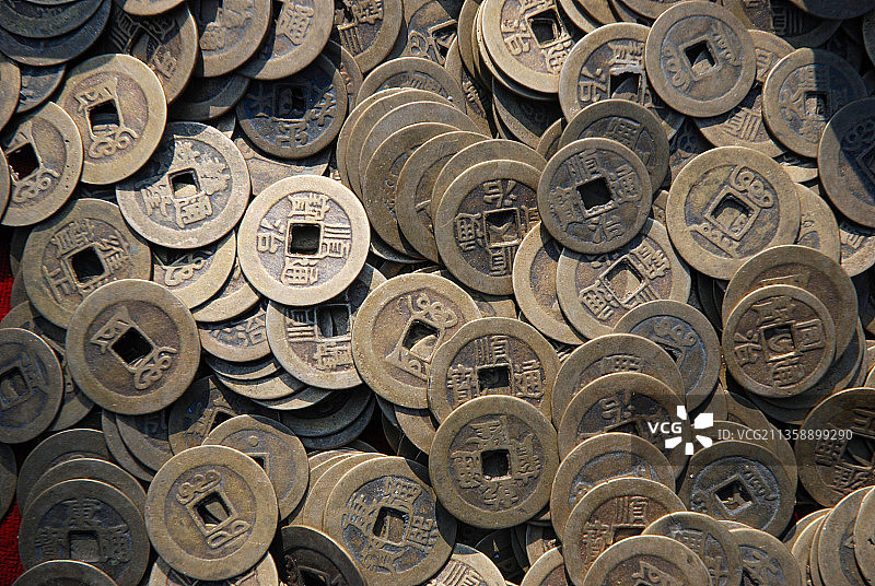古玩市场上的铜钱图片素材