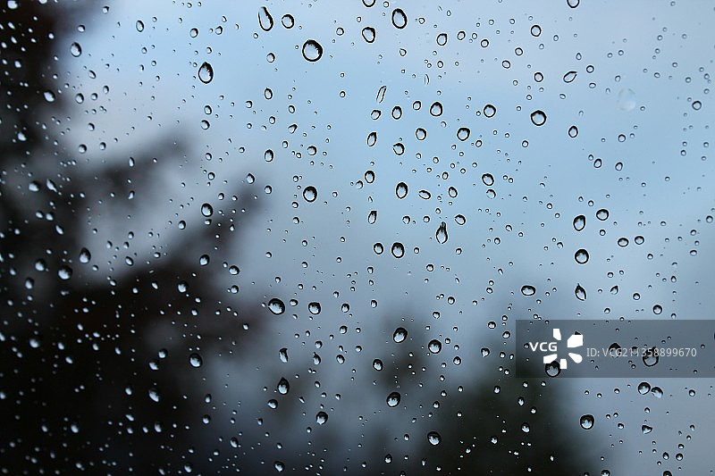 玻璃窗上的雨滴特写图片素材