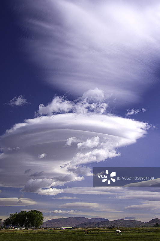 美国卡森谷天空下的田野风光图片素材