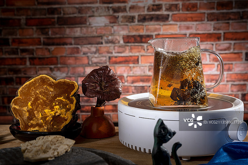 野生桑黄和灵芝煮水图片素材