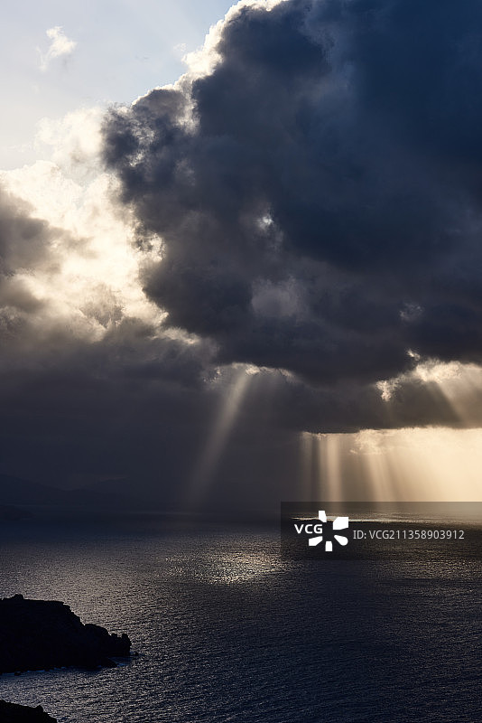 希腊克里特岛，暴风云下的海景图片素材