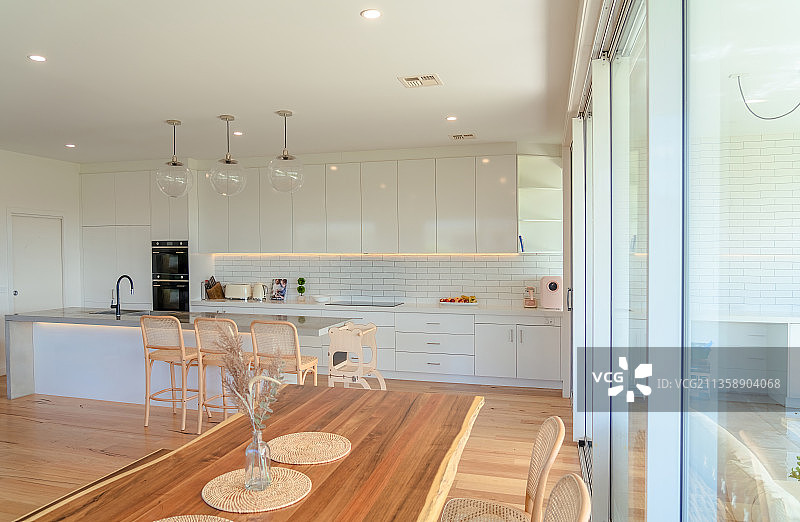 高端别墅开放式厨房餐厅图片素材