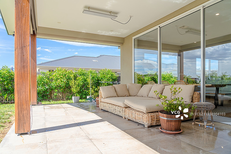 花园式别墅室外开放式阳光休闲客厅图片素材