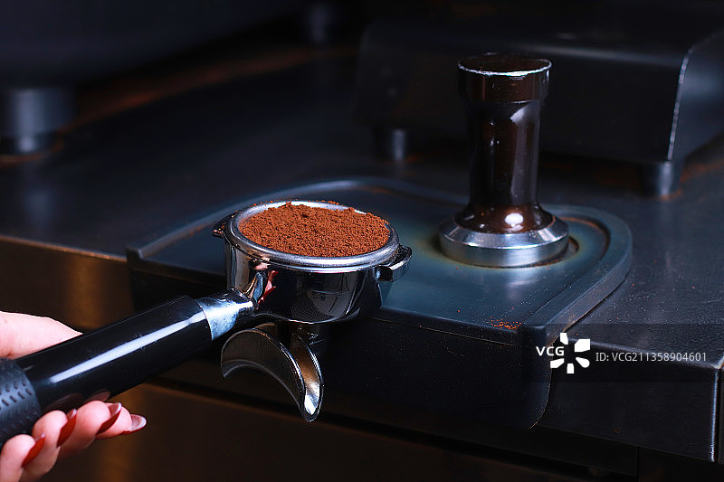 在咖啡馆准备咖啡的局部手部图片素材