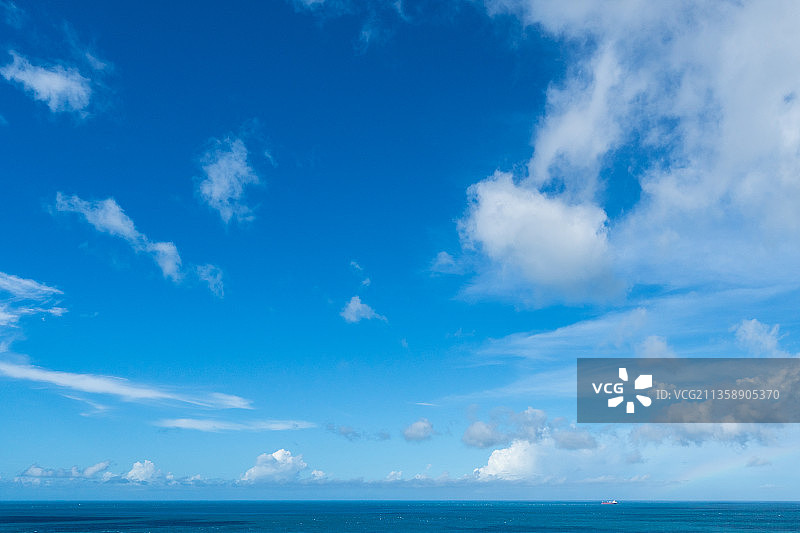 蔚蓝的天空衬托着大海的风景图片素材