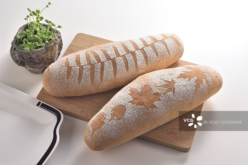 餐桌上的面包高角度视图图片素材