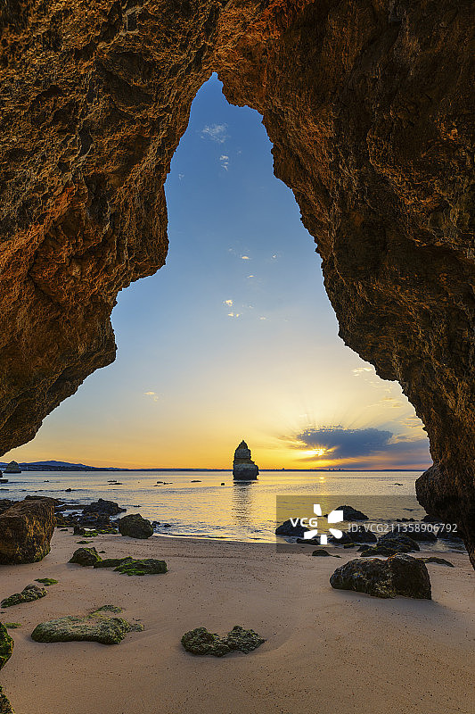 葡萄牙拉各斯，透过洞穴看海景图片素材