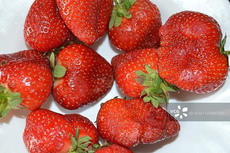 白色背景草莓俯视图图片素材