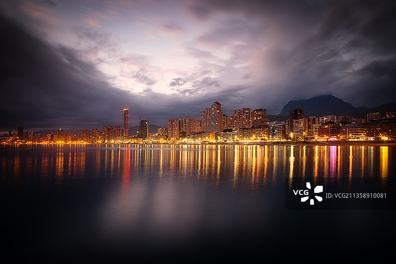 西班牙阿利坎特贝尼多姆的海面倒影图片素材