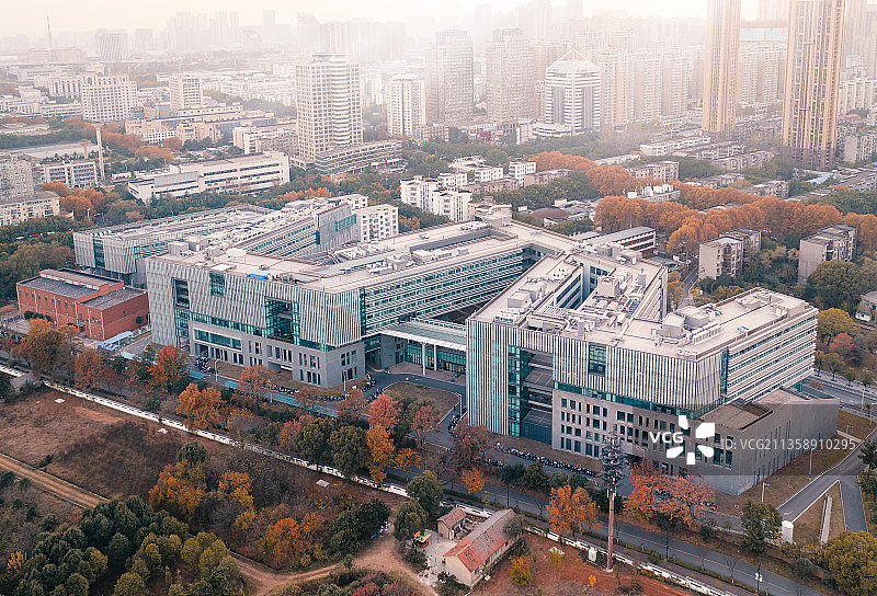 秋日里的光电大楼-华中科技大学光电信息学院与国家光电研究中心图片素材