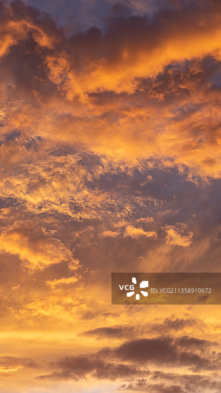 哈萨克斯坦日落时分的壮丽天空低角度景观图片素材