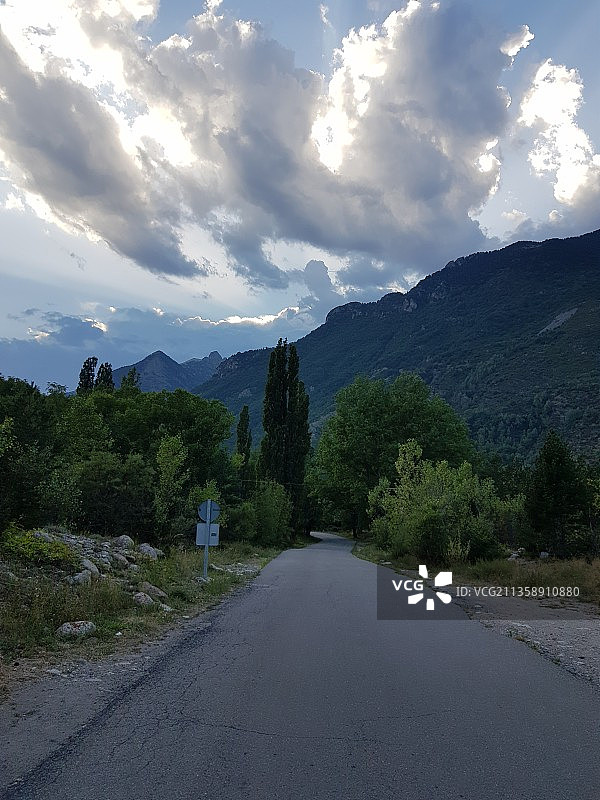 西班牙贝纳斯克乡村景观旁的空旷道路图片素材