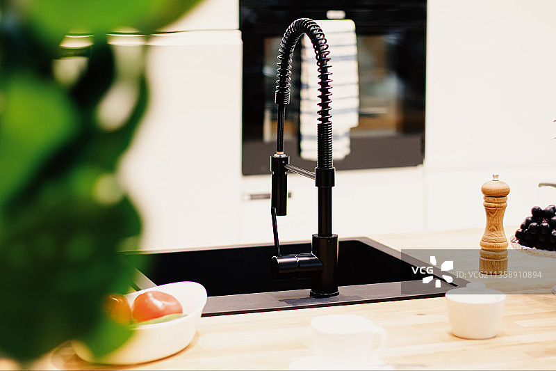 桌上的咖啡机特写图片素材