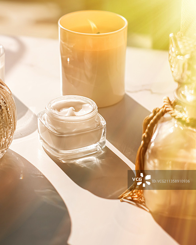 桌上的玻璃特写图片素材