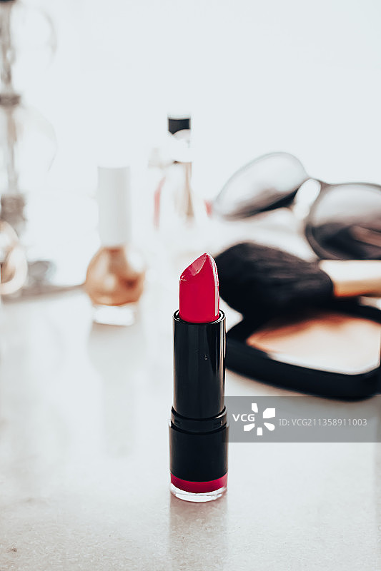 特写：桌上的口红图片素材