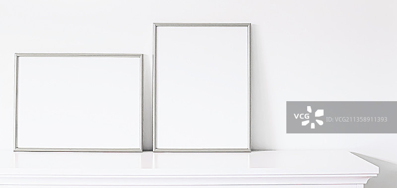 白色背景上的空画框图片素材