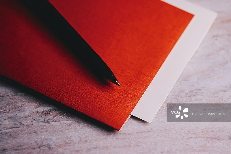 桌上的书和笔高角度视图图片素材