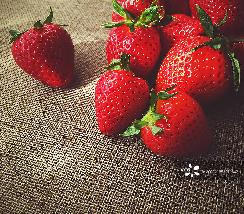 桌子上草莓的特写图片素材