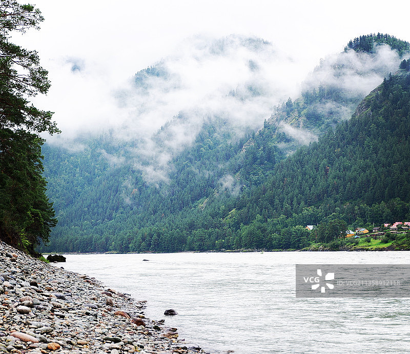 俄罗斯克麦罗沃州普罗科皮耶夫斯克市河畔树木景观图片素材