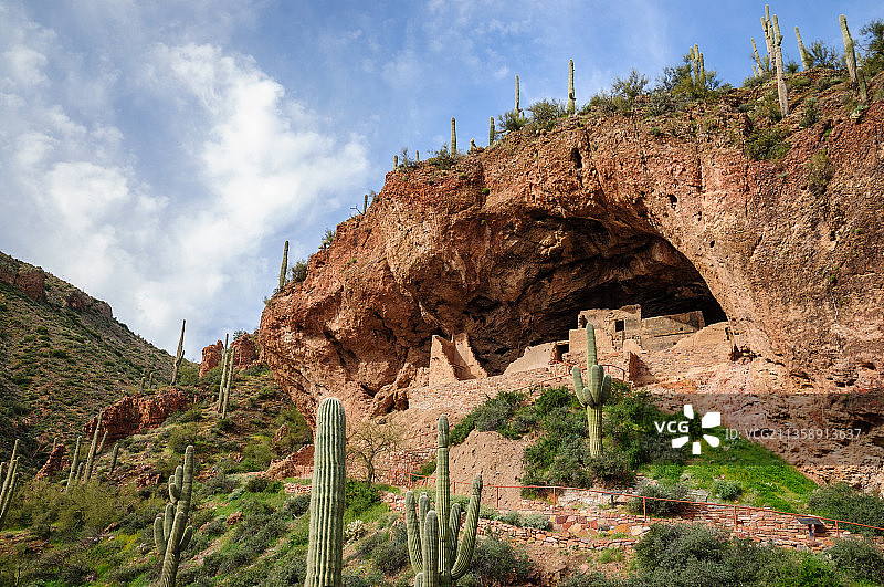俯视天空的岩石形成的低角度视图图片素材