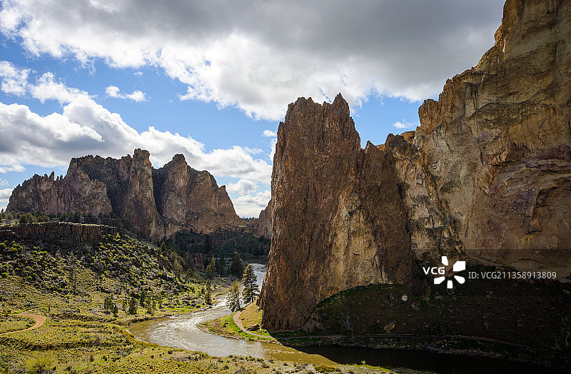落基山脉在天空中的全景图片素材