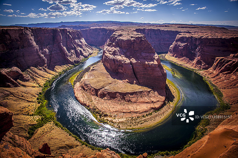 美国加利福尼亚州，以天空为背景的岩层鸟瞰图片素材