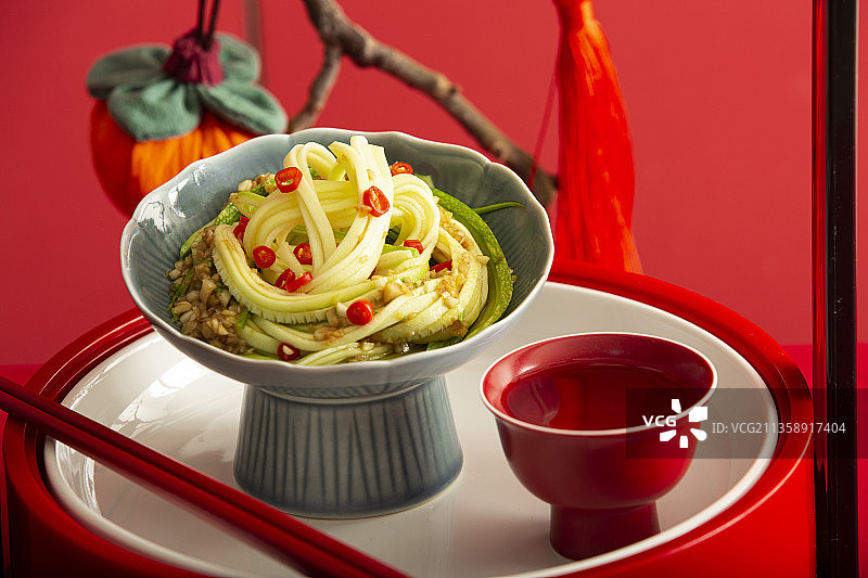 春节美食系列，捞汁西葫芦丝和酒盅静物图片素材