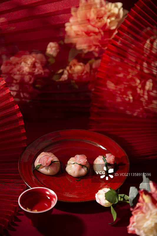 春节美食系列花开富贵，面食点心福袋和酒杯静物图片素材