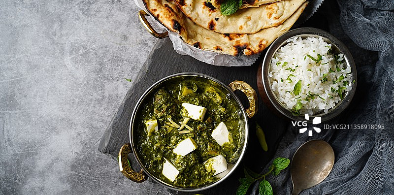 美国宾夕法尼亚州西切斯特餐桌上盘子里的食物俯视图图片素材