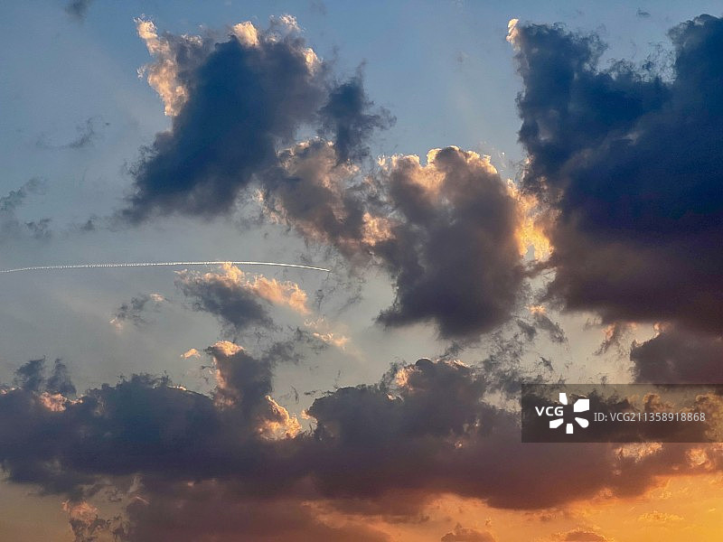 日落时分低角度仰望天空中的云彩图片素材