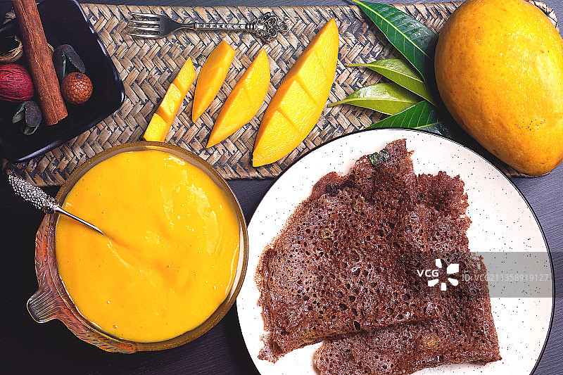 餐桌上的早餐的高角度视图图片素材