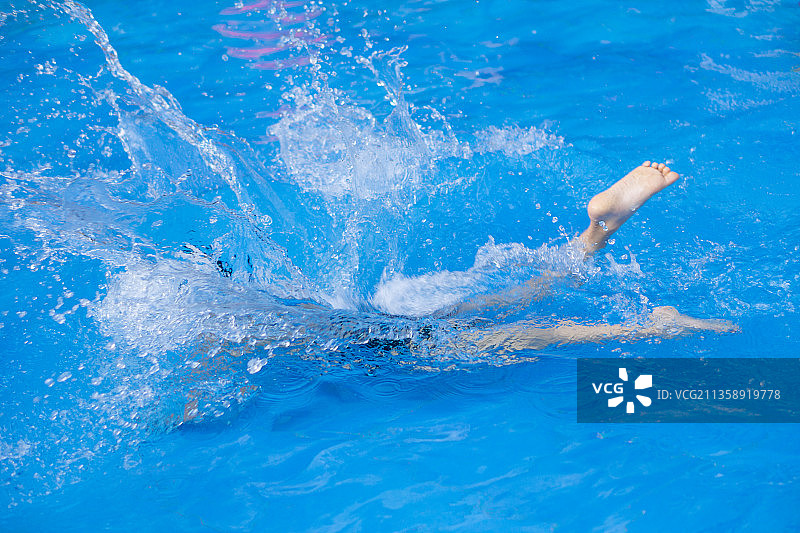 学游泳的孩子图片素材