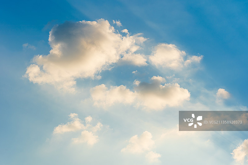 天空中云的低角度视图图片素材