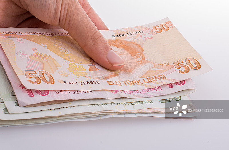 手持纸币，白色背景图片素材