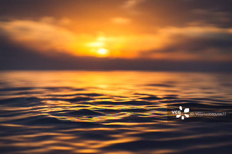 日落时大海映衬着戏剧性的天空图片素材