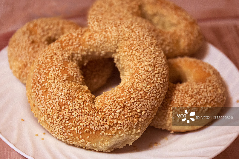 法国桌子上盘子里甜甜圈的特写图片素材