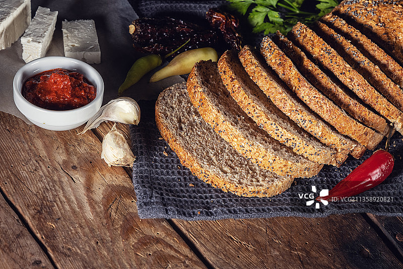 餐桌上食物的高角度视图图片素材